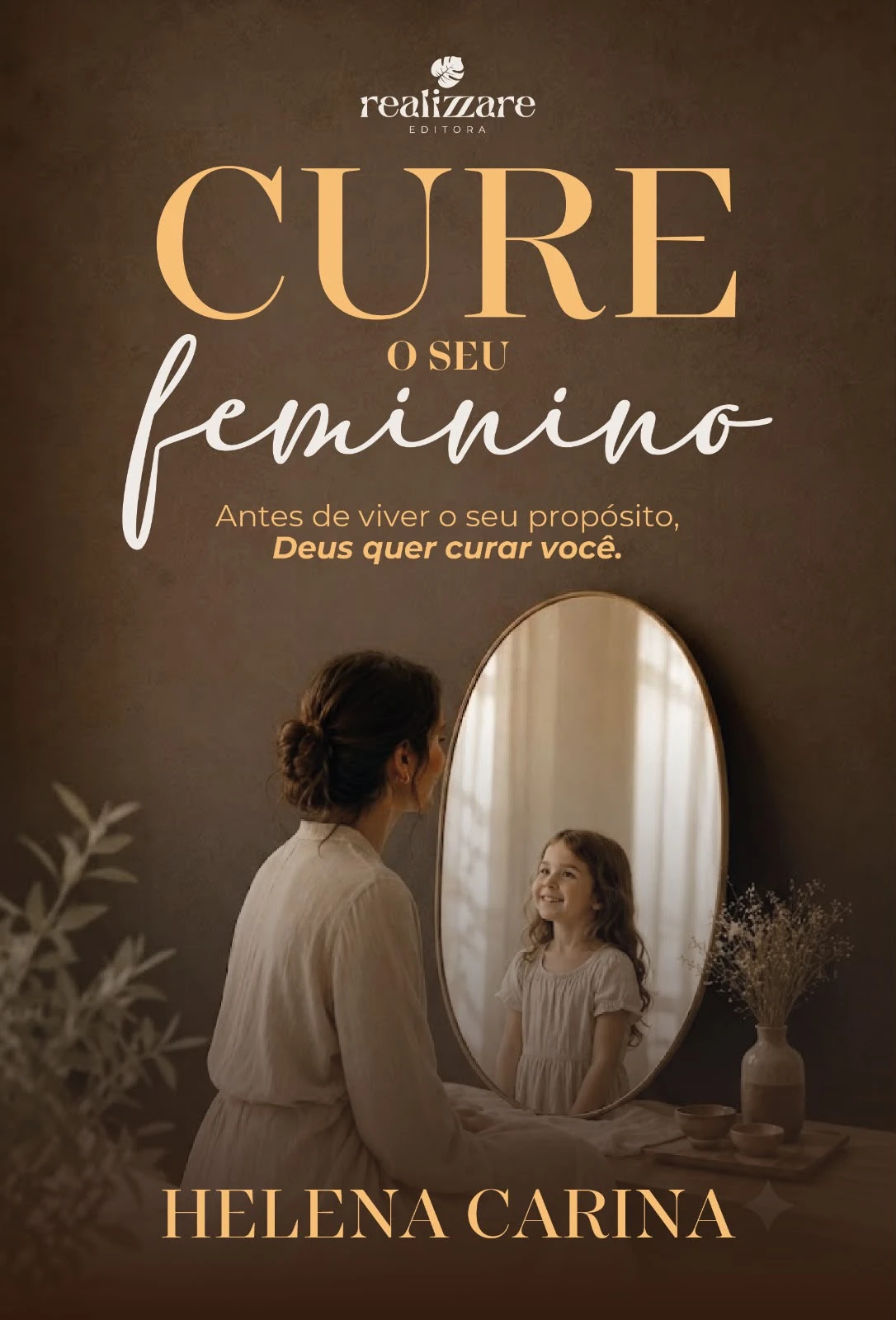 Capa do livro Cure o seu Feminino, de Helena Carina: uma mulher diante de um espelho com o reflexo de uma menina.
